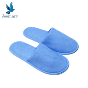 DÉP ĐI TRONG KHÁCH SẠN MÀU XANH